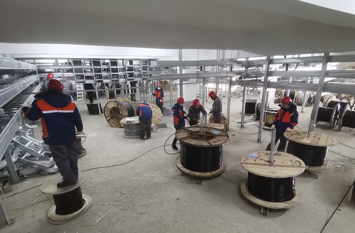 中国环保烟台项目攻坚克难组织干部职工敷设电缆 