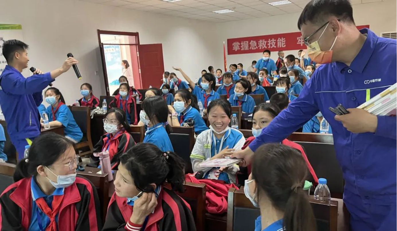 孩子们聆听微党课